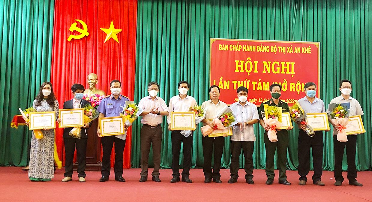 2 Ban Thường vụ Thị ủy An Khê tặng giấy khen cho 8 tổ chức cơ sở đảng đã hoàn thành xuất sắc nhiệm vụ tiêu biểu năm 2021. Ảnh: Ngọc Minh