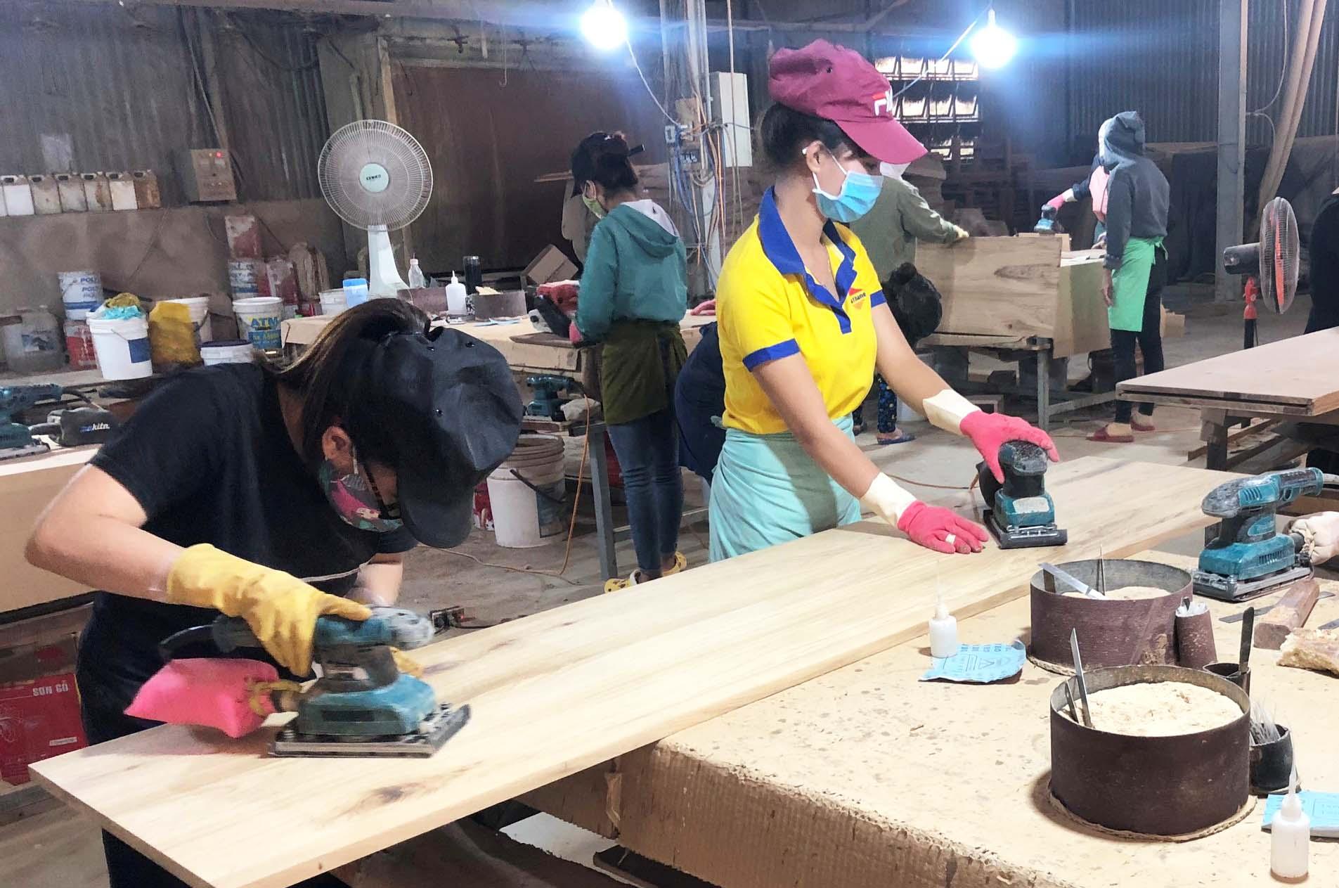 Công ty TNHH sản xuất thương mại Gia Khang tham gia đầy đủ Quỹ BHTNLĐ-BNN cho người lao động. Ảnh: Đinh Yến