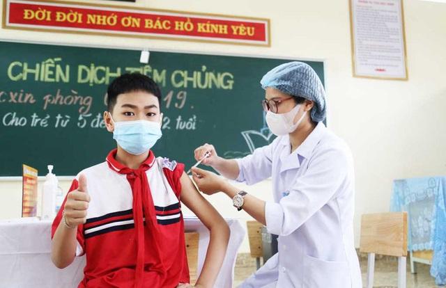 Phụ huynh cần làm gì khi đưa trẻ đi tiêm vaccine COVID-19? - Ảnh 1.