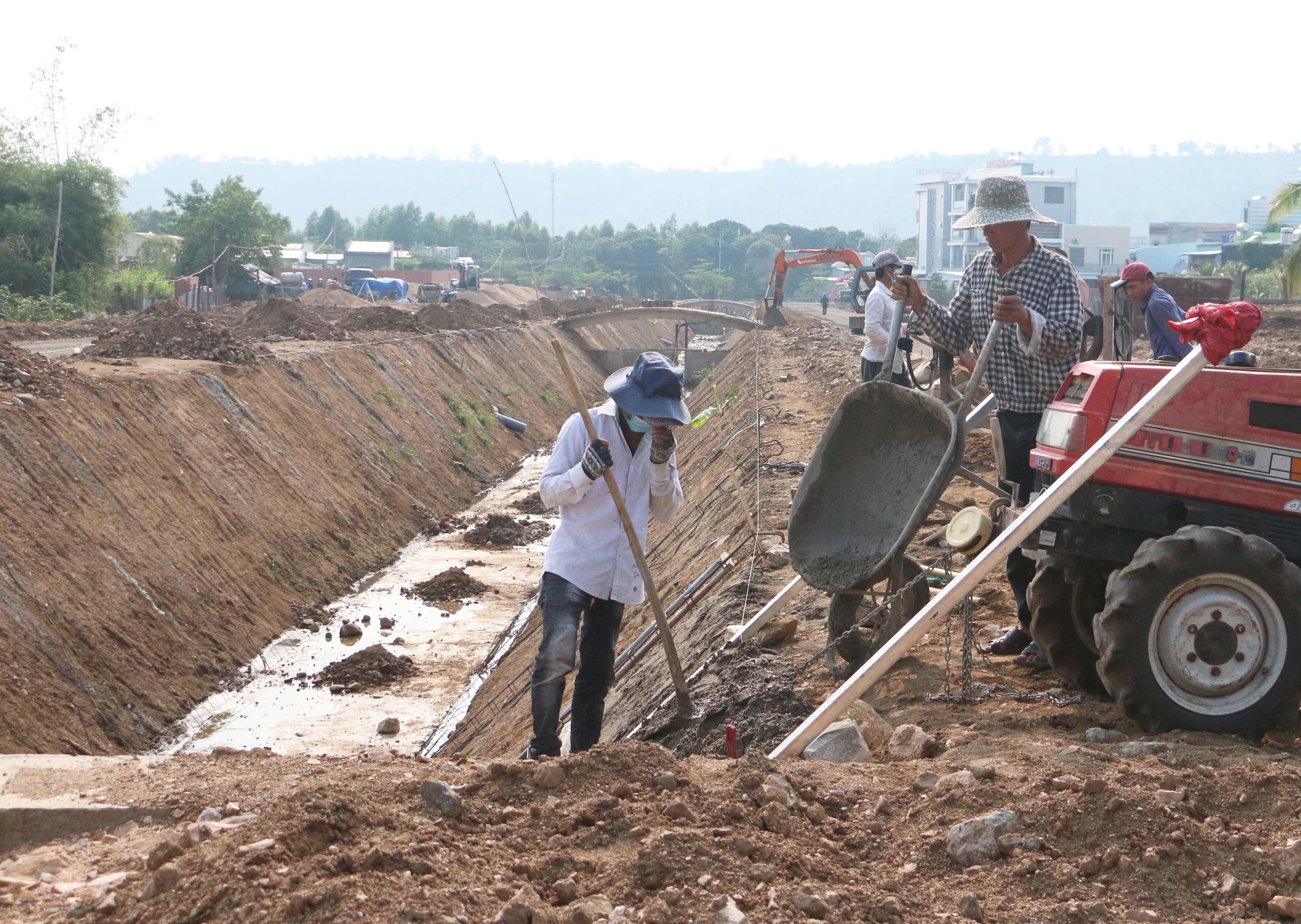 Công trình đường quy hoạch giao thông D2, D3 sau khi hoàn thành sẽ là điểm nhấn cho đô thị Kông Chro. Ảnh: Quang Tấn