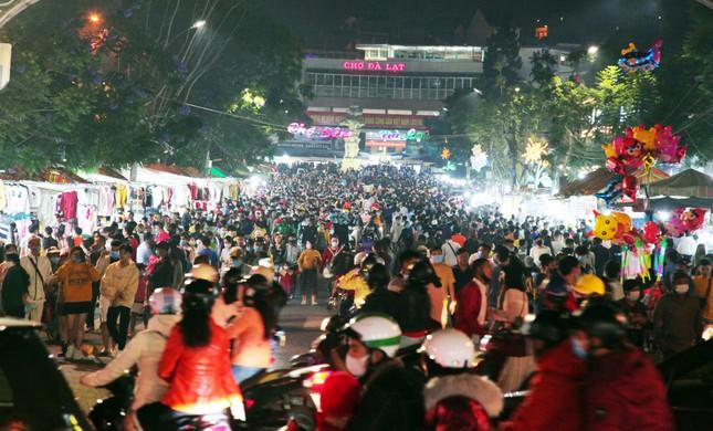 Chợ đêm Đà Lạt thường đông nghẹt khách dịp lễ, Tết