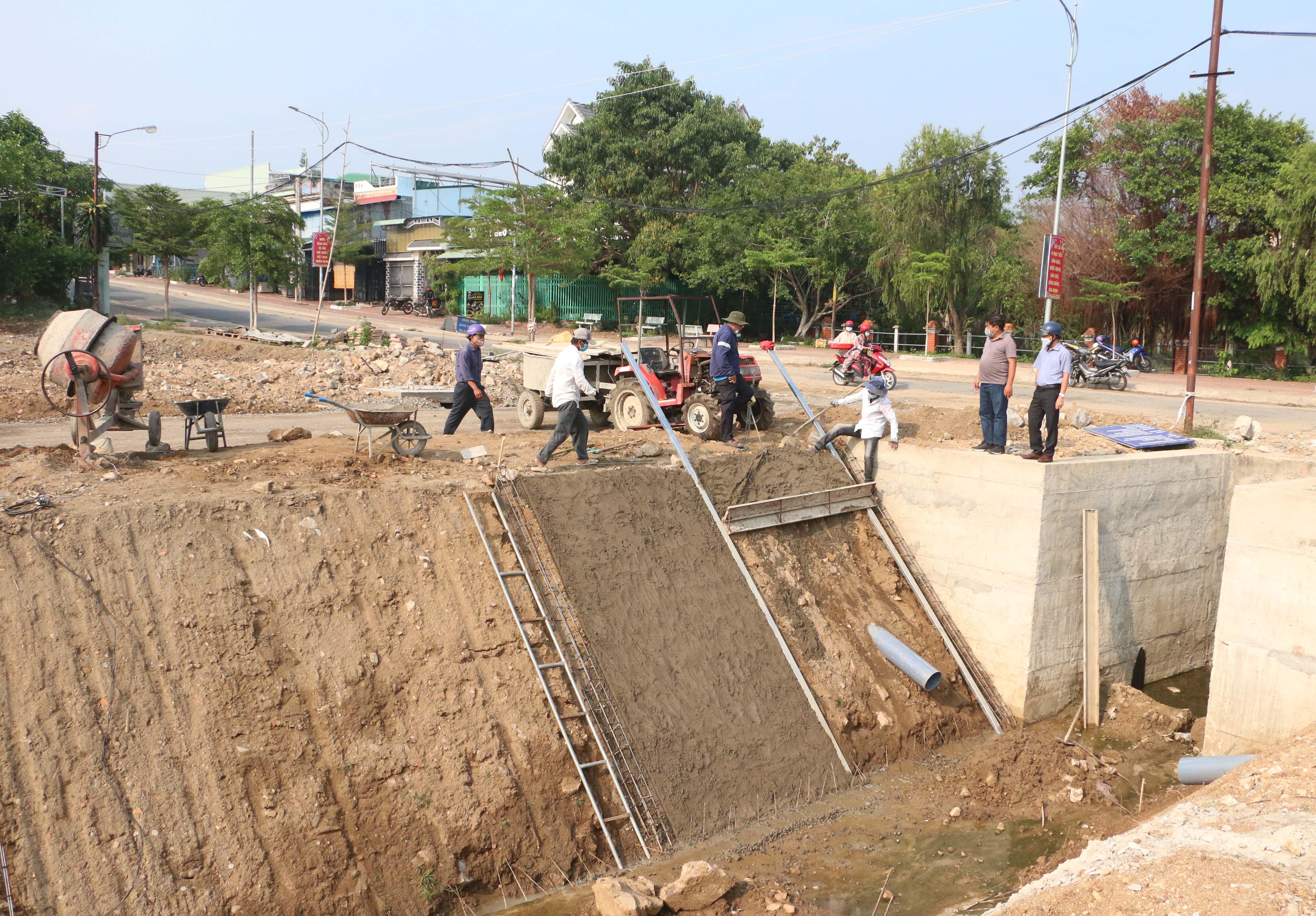 Công ty TNHH Trọng Nguyên đang huy động nhân lực, máy móc thi công máng mương, phấn đấu hoàn thành đúng kế hoạch đề ra. Ảnh: Quang Tấn