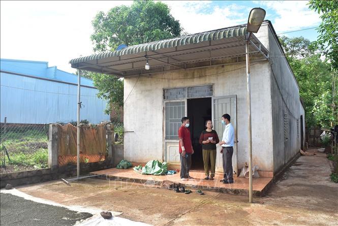 Ngoài việc tìm hiểu hoàn cảnh thực tế của từng hộ nghèo, các đảng viên thường xuyên hướng dẫn các gia đình về cách chăn nuôi, động viên cố gắng vươn lên trong cuộc sống.