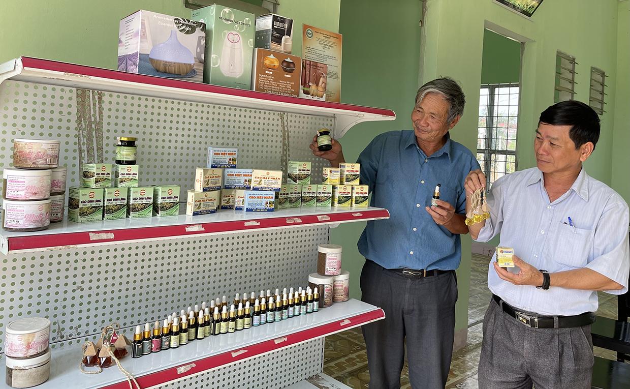 Những năm gần đây, HTX Nông-lâm nghiệp Quyết Tiến đã huy động các thành viên tham gia chế biến nhiều sản phẩm đặc trưng của địa phương. Ảnh: Vũ Thảo