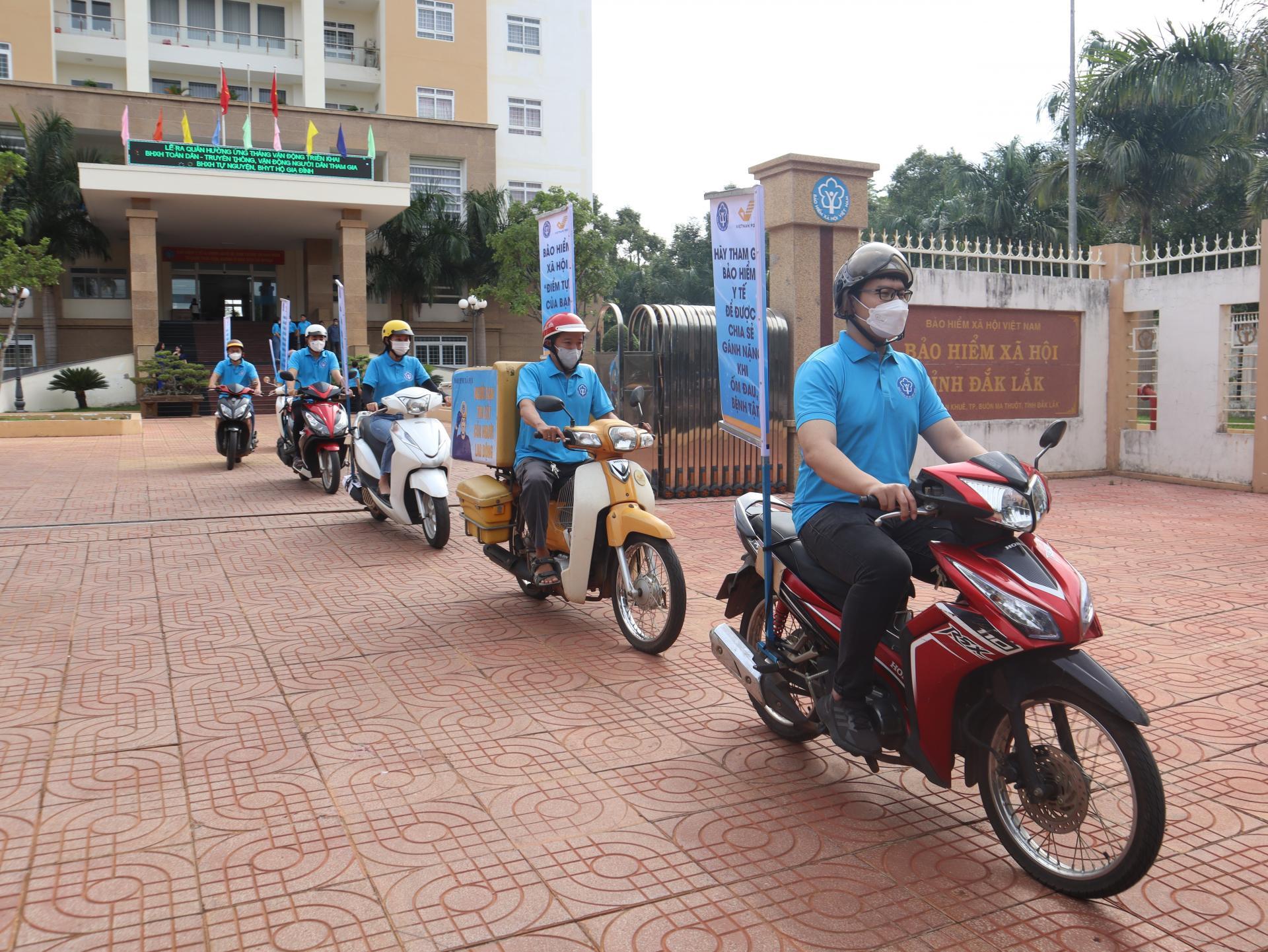 Công chức, viên chức ngành BHXH tỉnh và công nhân viên Bưu điện tỉnh diễu hành tuyên truyền về các chính sách BHXH, BHYT.