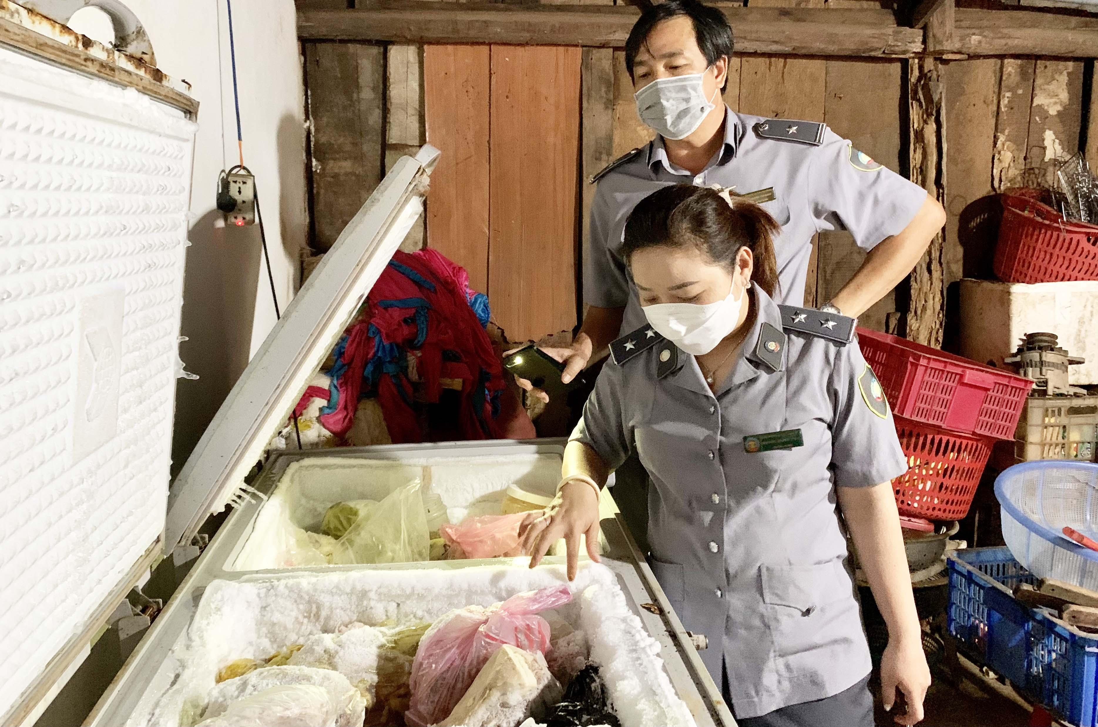 Đoàn liên ngành kiểm tra tại cơ sở dịch vụ tiệc cưới Hoàng Lan (thôn 1, xã Chư Á, TP. Pleiku). Ảnh: Như Nguyện