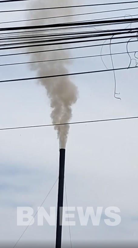 Cột khói của Xưởng chế biến gỗ cao su Minh Dương, phường Chi Lăng, thành phố Pleiku. Ảnh: Quang Thái/TTXVN