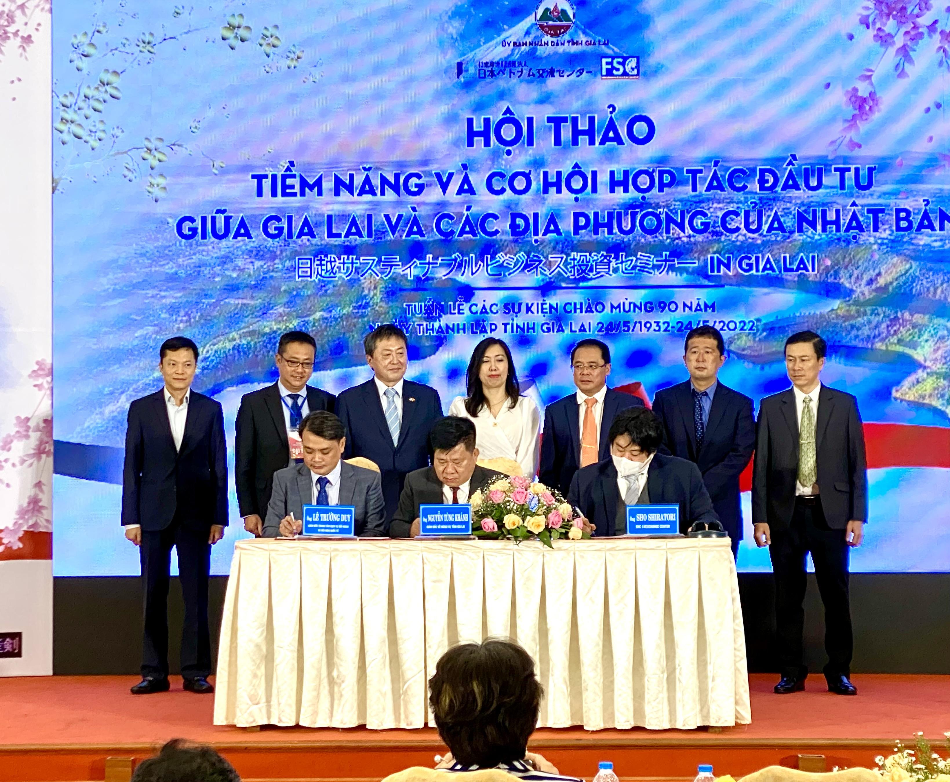 Sở Ngoại vụ tỉnh Gia Lai-Trung tâm Dịch vụ Đối ngoại và Hội nghị Quốc tế và Trung tâm giao lưu Nhật-Việt ký kết hợp tác chiến lược. Ảnh: Hà Duy