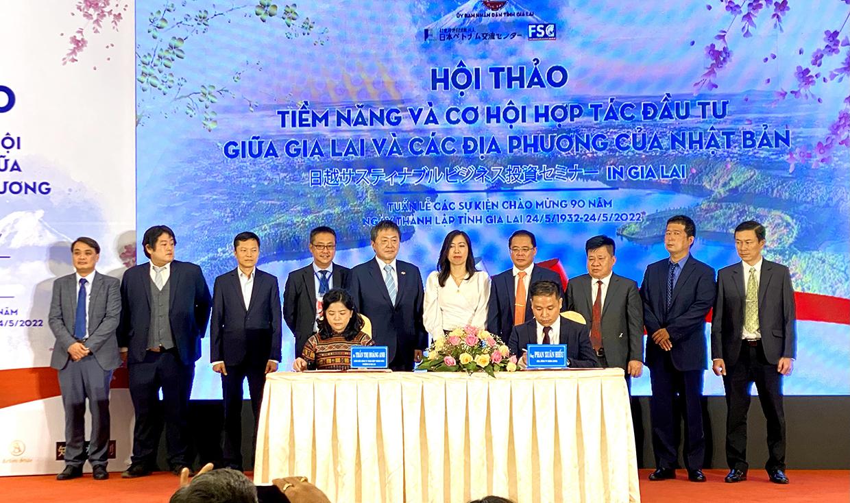 Ký kết biên bản ghi nhớ giữa Hợp tác xã Mật ong Phương Di và Công ty Akira Japan. Ảnh: Hà Duy