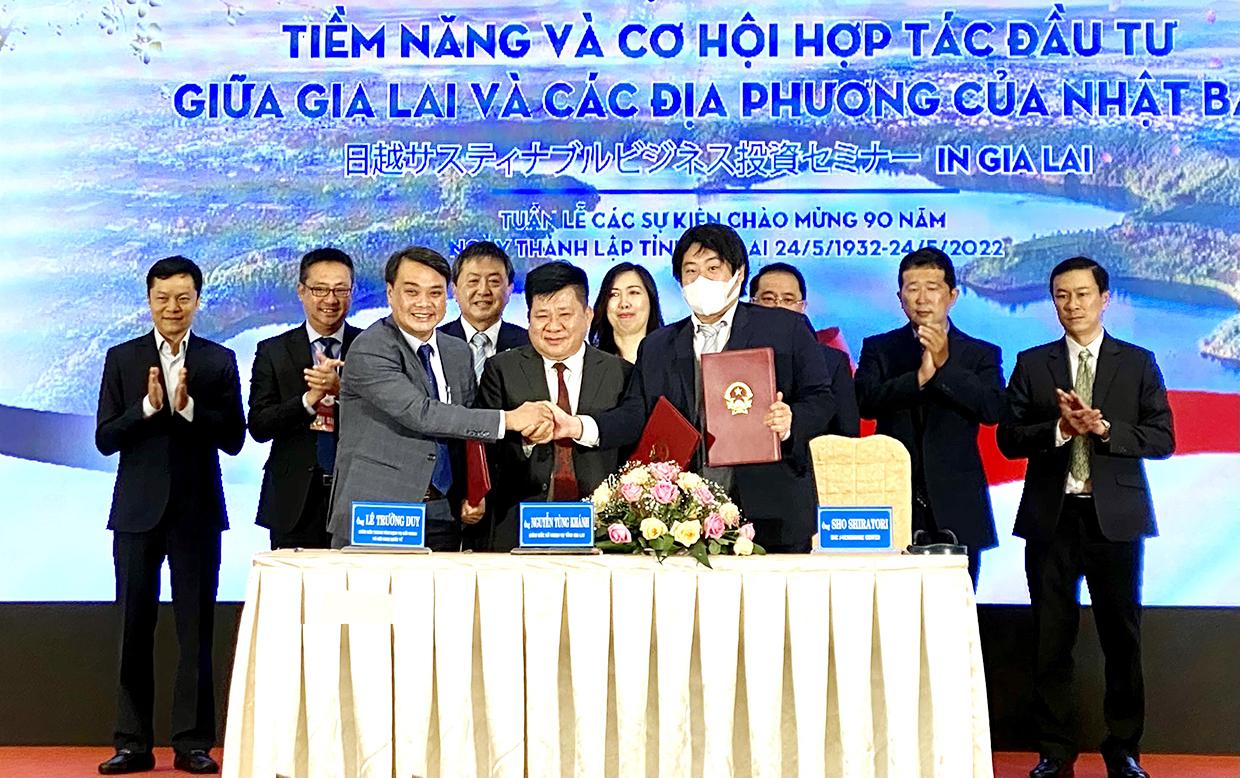 Sở Ngoại vụ tỉnh Gia Lai-FSC và Trung tâm giao lưu Nhật-Việt ký kết hợp tác chiến lược. Ảnh: Hà Duy