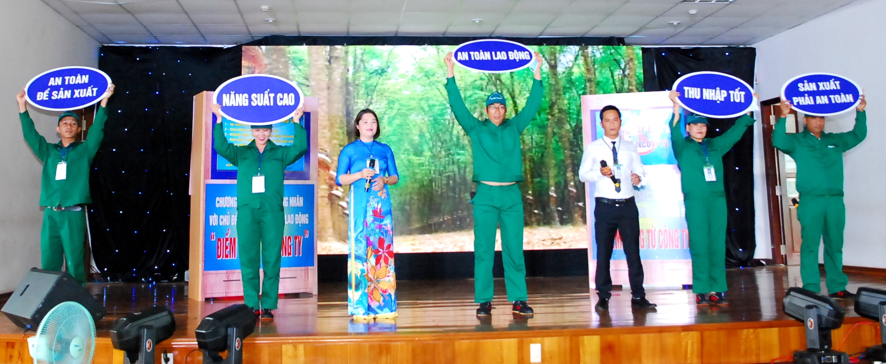 Đẩy mạnh tuyên truyền công tác ATVSLĐ đến với người lao động. Ảnh: Đinh Yến