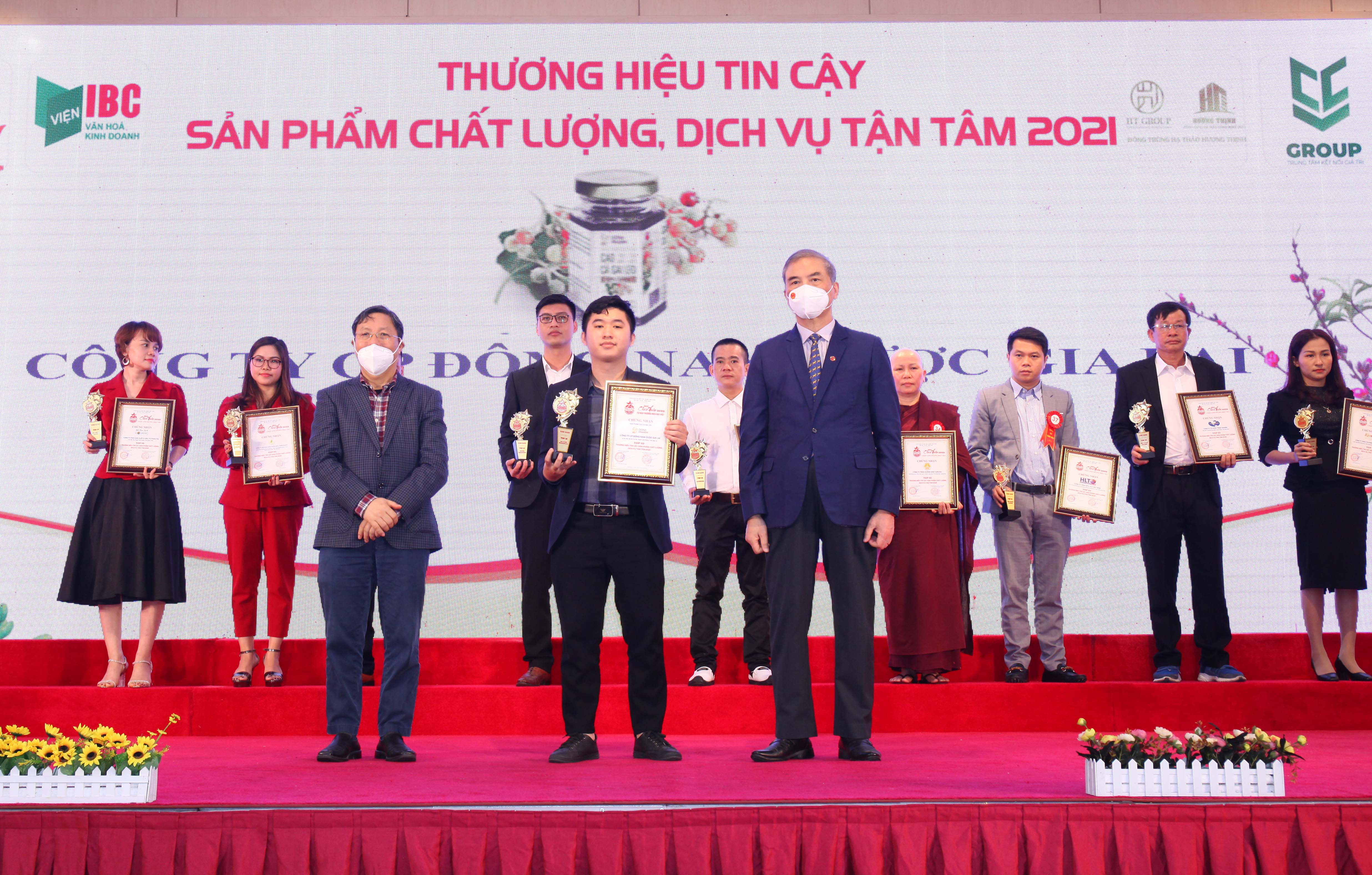 Đại diện lãnh đạo Công ty cổ phần Đông Nam Dược Gia Lai nhận cúp và giấy chứng nhận Top 10 “Thương hiệu tin cậy, sản phẩm chất lượng, dịch vụ tận tâm”. Ảnh: Lê Anh