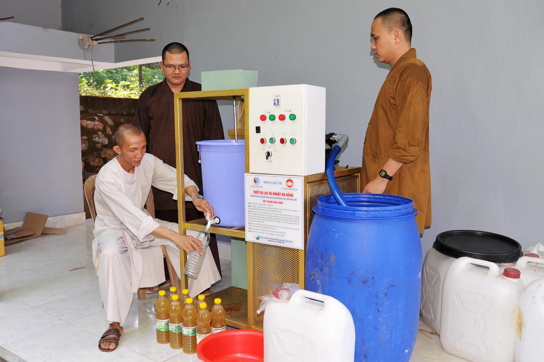 Quy trình chiết xuất nước rửa chén sinh học từ máy lọc khuấy đa năng ở chùa Bảo Lâm. Ảnh: Đức Huy