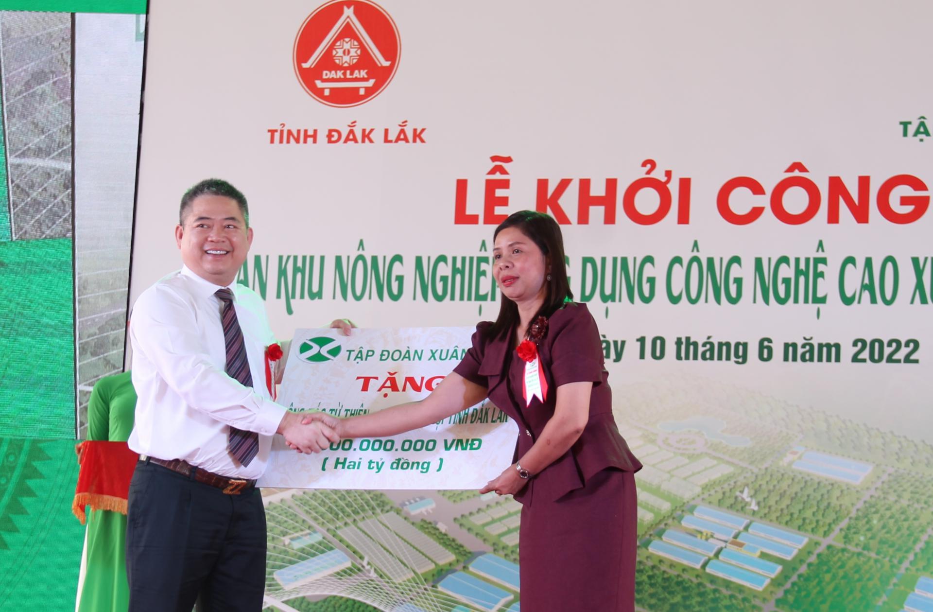 Tập đoàn Xuân Thiện tặng 2 tỷ đồng cho Hội Chữ thập đỏ tỉnh để thực hiện công tác từ thiện, an sinh xã hội.