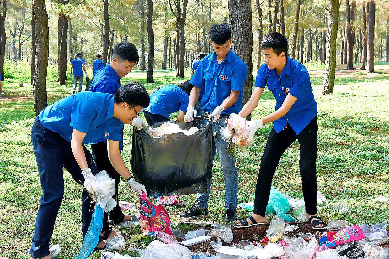 Đoàn viên, thanh niên Khối các Cơ quan và Doanh nghiệp tỉnh dọn vệ sinh tại khu vực đồi thông xã Ia Dêr, huyện Ia Grai. Ảnh: Đức Thụy