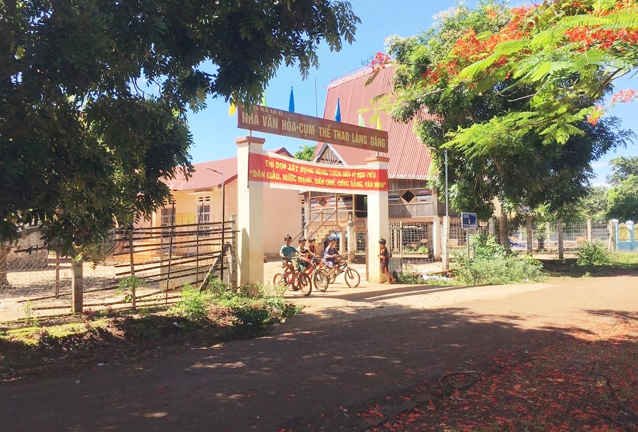 Nhà văn hóa-cụm thể thao làng Dăng (Xã Ia O) nơi diễn ra các hoạt động văn hóa-thể thao của làng. Ảnh: Anh Huy