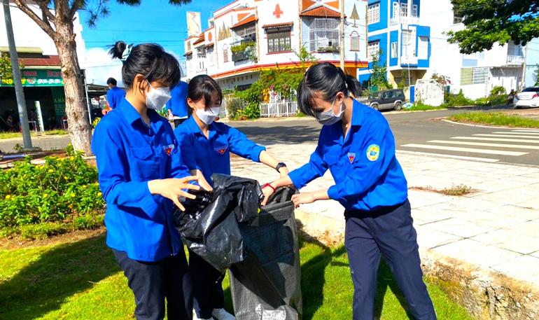 Các bạn trẻ tham gia thu gom rác làm sạch môi trường