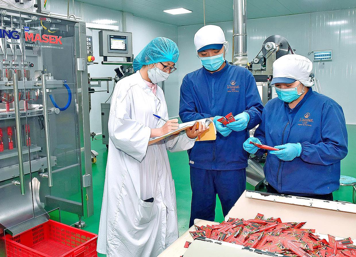 Công nhân làm việc tại Nhà máy chế biến cà phê Lamant của Công ty TNHH Vĩnh Hiệp (TP. Pleiku). Ảnh: Đức Thụy