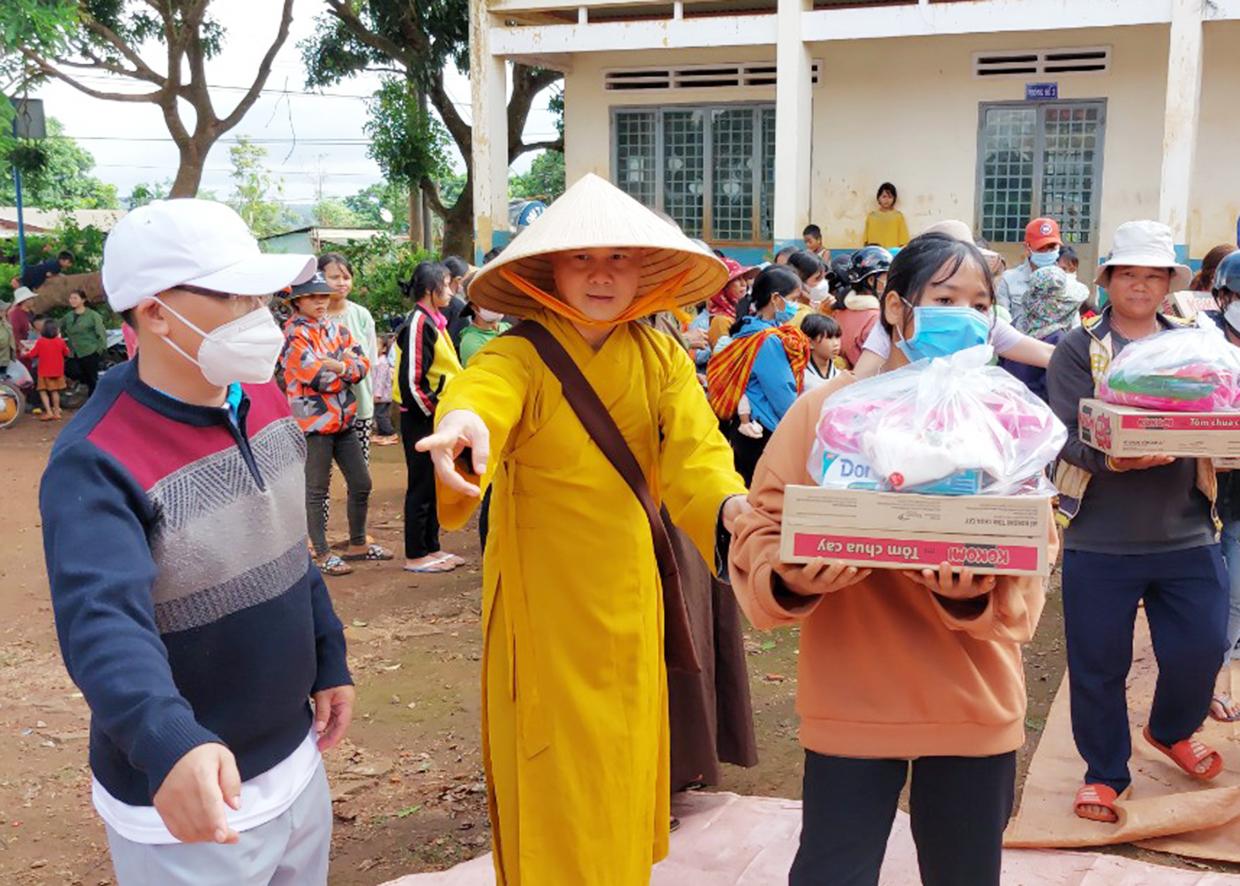 Tặng quà cho người nghèo, người ĐBDTTS xã Ia Ko. Ảnh: Hoàng Viên