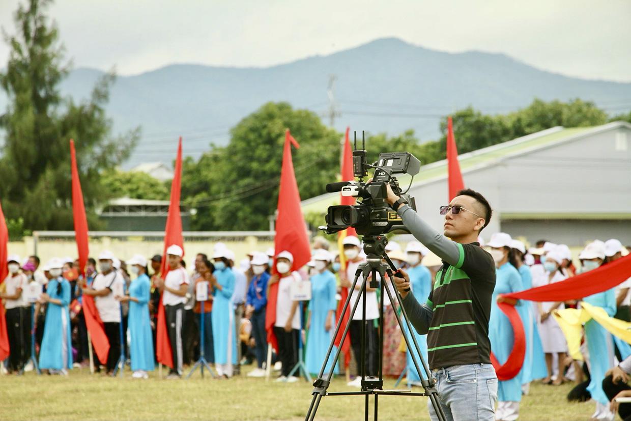 Anh Trần Anh Tuấn tham gia livestream lễ khai mạc Đại hội Thể dục thể thao huyện Krông Pa lần thứ IX-2022. Ảnh: Lam Nguyên