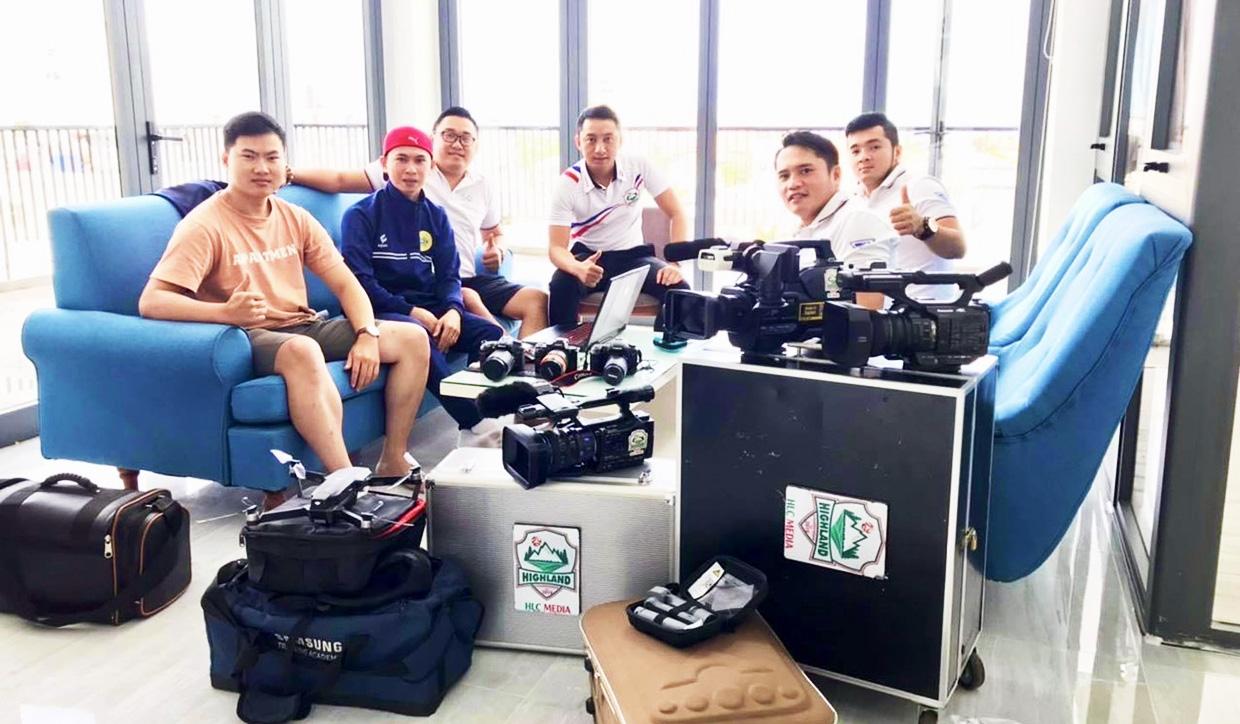 Ê kíp của Công ty truyền thông HLC Media trước giờ thực hiện chương trình. Ảnh: HLC Media
