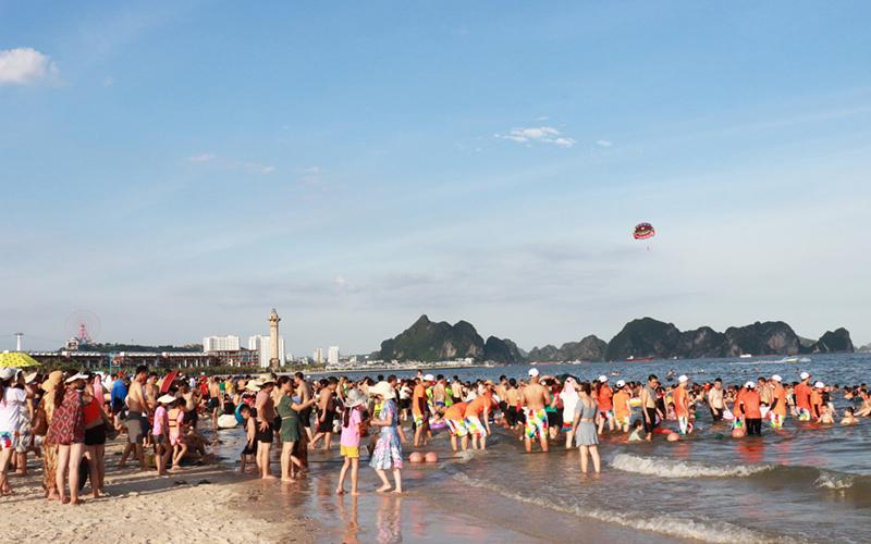 Bãi tắm Hạ Long, Quảng Ninh thu hút đông du khách dịp hè. (Ảnh MINH ĐỨC)