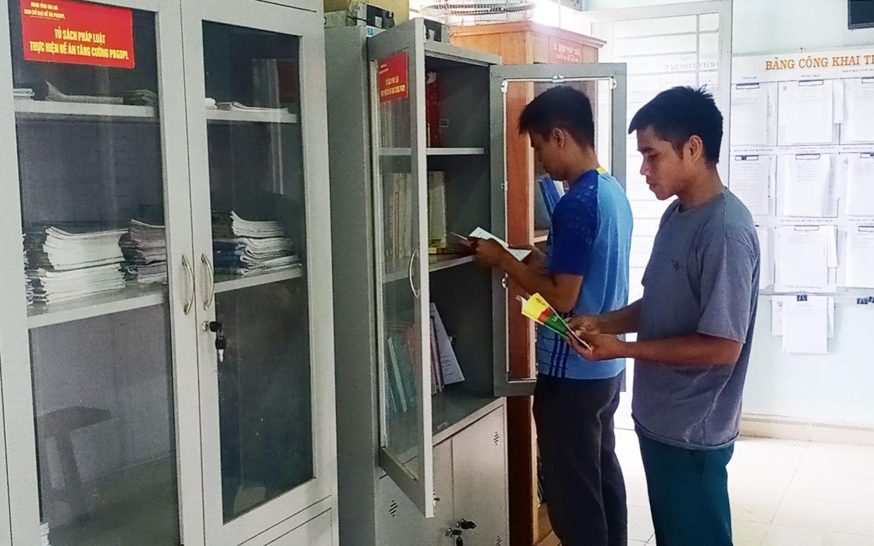 Người dân xã Ia Mơr tìm kiếm thông tin tại tủ sách pháp luật. Ảnh: Phương Dung