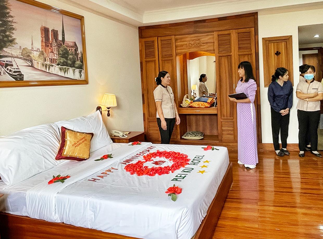 Phần thi nghiệp vụ buồng của thí sinh đến từ khách sạn Pleiku. Ảnh: Minh Châu