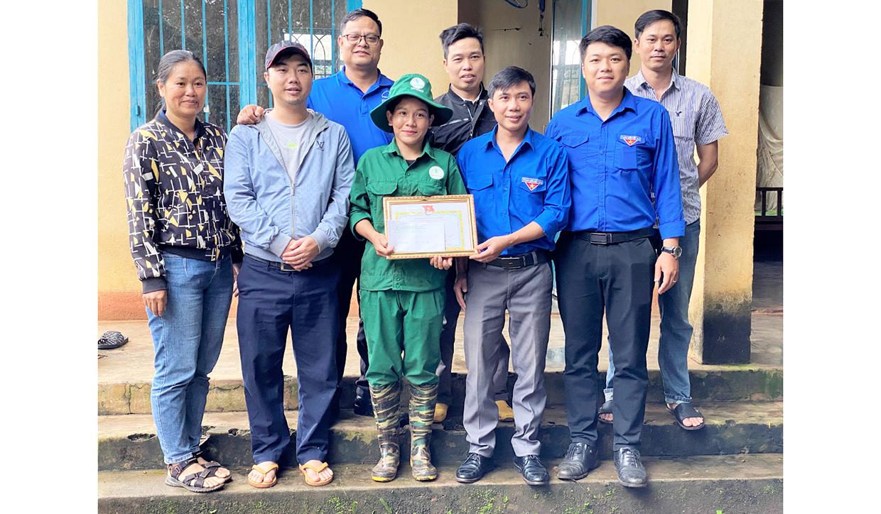 Anh Đậu Quang Hồng-Bí thư Đoàn Thanh niên Công ty tặng giấy khen cho chị Rơ Châm H'Nhút (Nông trường Hòa Phú) vì có thành tích xuất sắc trong hoạt động Đoàn tháng 6-2022. Ảnh: Hà Đức Thành