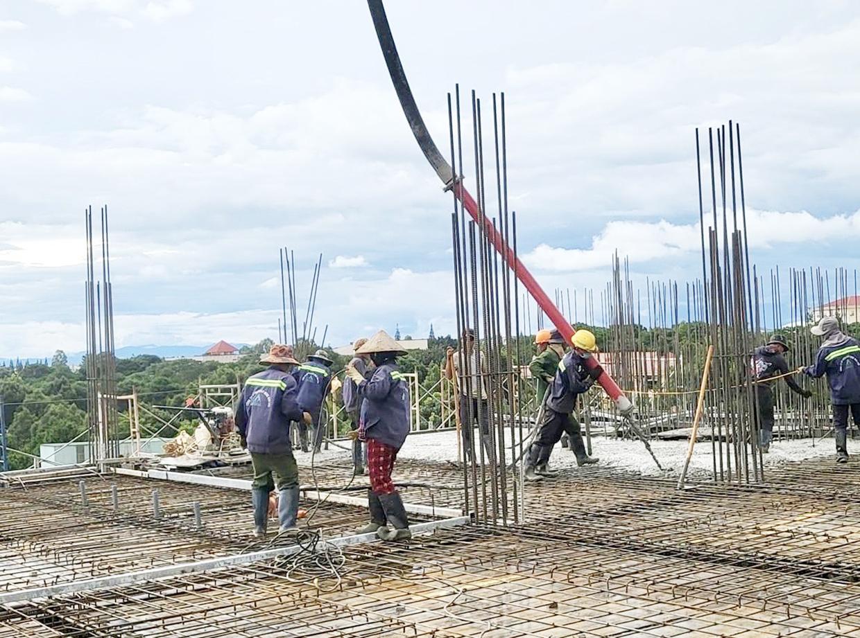 Nhiều công trình bị ảnh hưởng tiến độ do giá vật liệu xây dựng tăng cao. Ảnh: Hà Duy