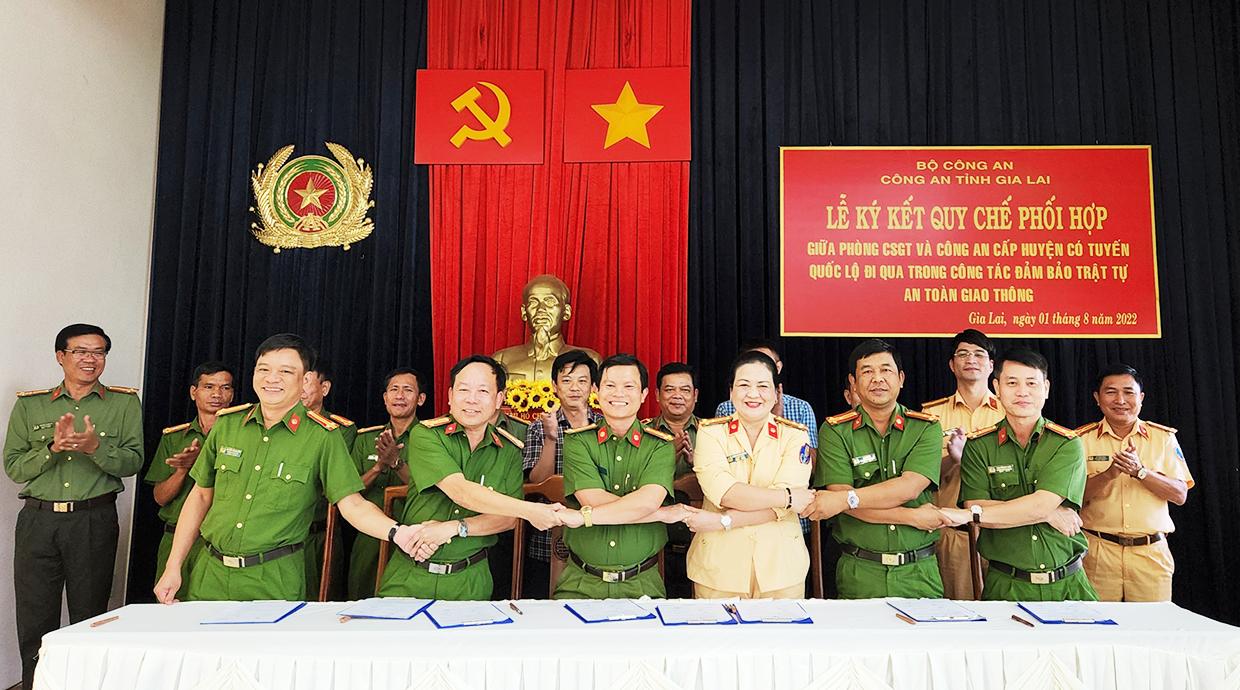 Ký kết quy chế phối hợp công tác đảm bảo trật tự ATGT giữa Phòng CSGT Công an tỉnh và công an cấp huyện. Ảnh: Bá Bính