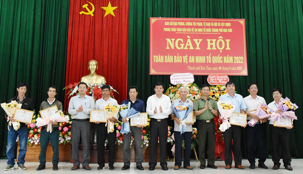 UBND thành phố khen thưởng cho các tập thể và cá nhân. Ảnh: HT