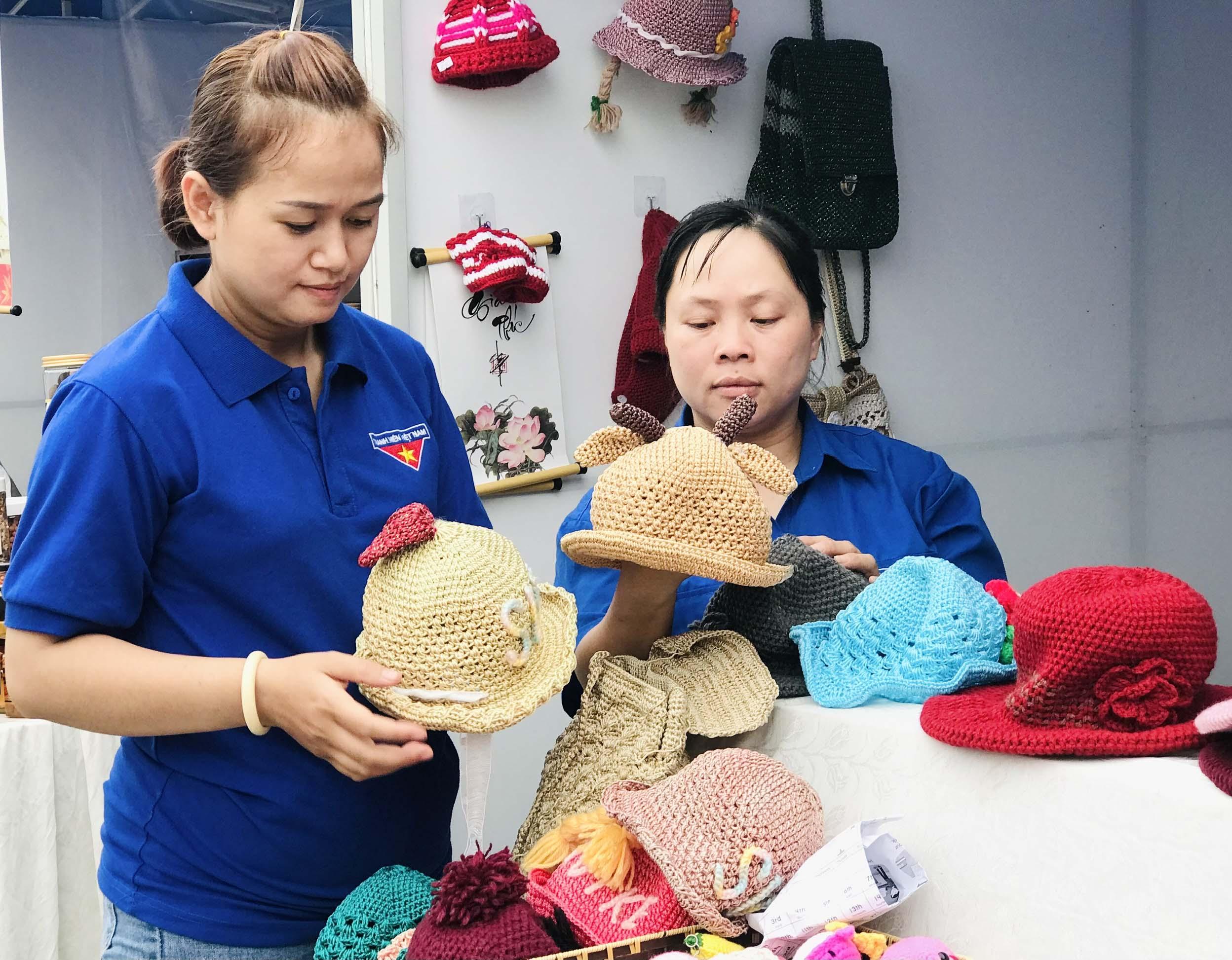 Chị Phạm Thị Hòa (bìa trái) tập hợp một số bạn trẻ cùng sở thích để phát triển mô hình móc len thủ công. Ảnh: Trần Dung