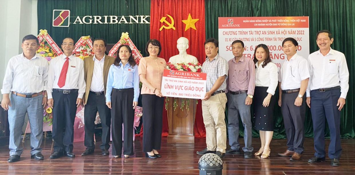 Bà Nguyễn Thị Mai Phương-Phó Chủ nhiệm Ủy ban Pháp luật Quốc hội trao tài trợ lĩnh vực giáo dục cho huyện Đak Pơ. Ảnh: Sơn Ca