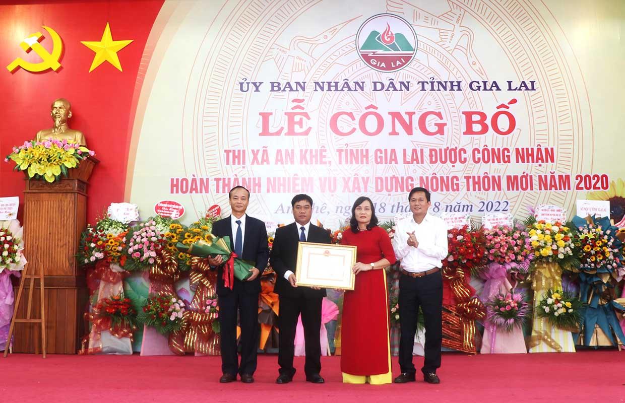 Lãnh đạo Thị ủy, UBND, Ủy ban MTTQ Việt Nam thị xã nhận công nhận thị xã An Khê hoàn thành nhiệm vụ xây dựng nông thôn mới năm 2020 của Thủ tướng Chính phủ. Ảnh: Ngọc Minh