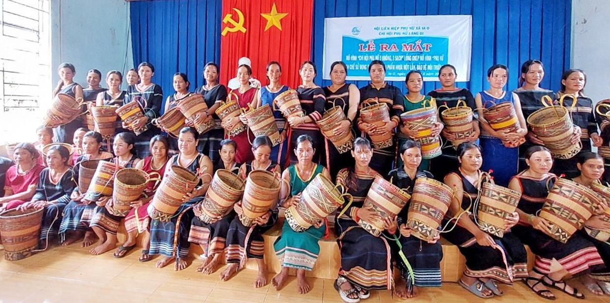 Tặng gùi đi chợ cho hội viên phụ nữ. Ảnh: Minh Châu