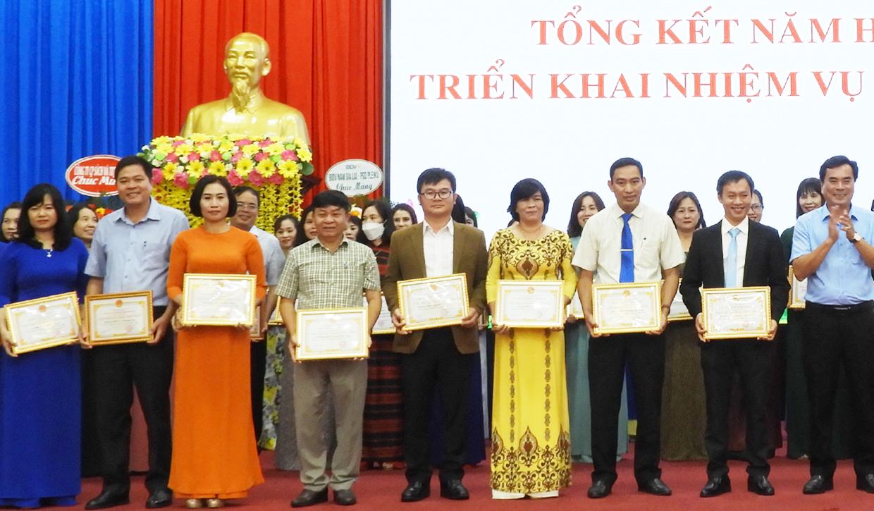 Các tập thể được nhận giấy khen của Chủ tịch UBND thành phố. Ảnh: Thanh Nhật