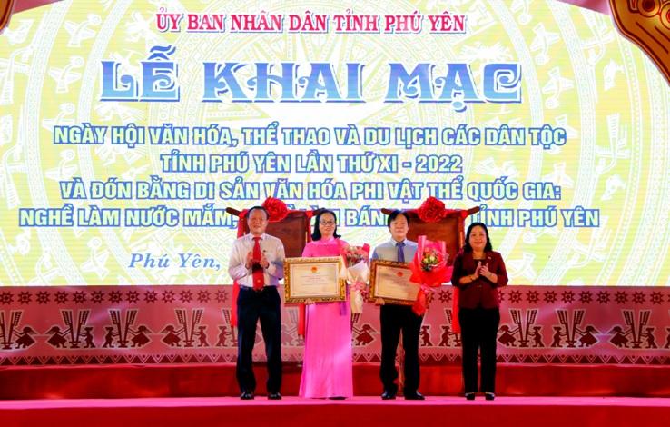 Đồng chí Phó Bí thư Thường trực Tỉnh ủy Cao Thị Hòa An và đồng chí Phó Chủ tịch UBND tỉnh Đào Mỹ trao Bằng di sản văn hóa phi vật thể quốc gia Nghề làm nước mắm và Nghề làm bánh tráng Phú Yên của Bộ VH-TT-DL cho lãnh đạo Sở VH-TT-DL. Ảnh: Mỹ Luận/Báo Phú Yên