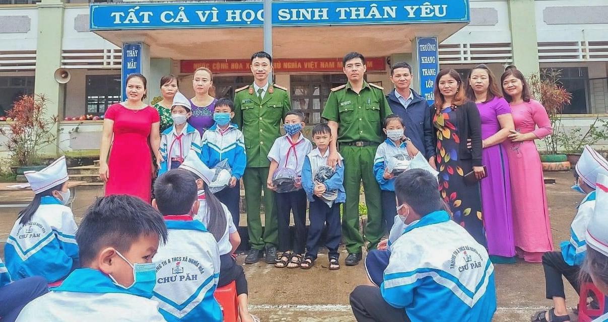Tặng quà cho học sinh có những phần trả lời xuất sắc tại buổi tuyên truyền. Ảnh. Hữu Toàn