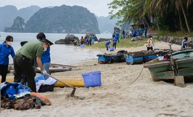 Thu dọn rác trên đảo Lờm Bò trên Vịnh Hạ Long. Nguồn: baoquangninh.com.vn