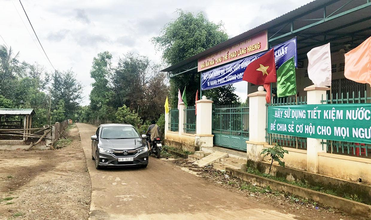 Đường giao thông nông thôn ở làng Hreng, xã Hòa Phú được bê tông hóa đảm bảo cho xe ô tô đi lại thuận tiện. Ảnh: Gia Hưng
