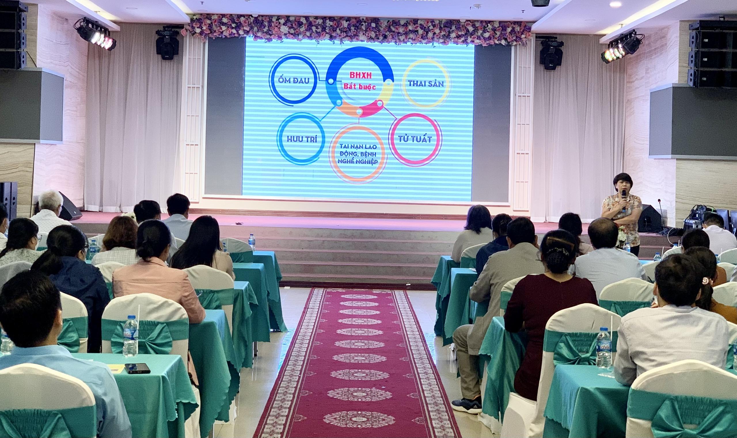 Quang cảnh Hội nghị hỗ trợ, tư vấn, đối thoại chính sách BHXH, BHYT, BHTN sáng 21-9 tại TP. Pleiku. Ảnh: Như Nguyện