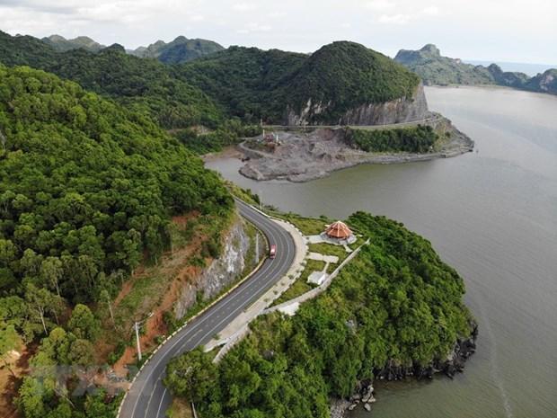 Cảnh đẹp của Cát Bà là điểm đến lý tưởng cho những du khách thích trải nghiệm, khám phá, nghỉ dưỡng. Ảnh: Hoàng Hiếu/TTXVN
