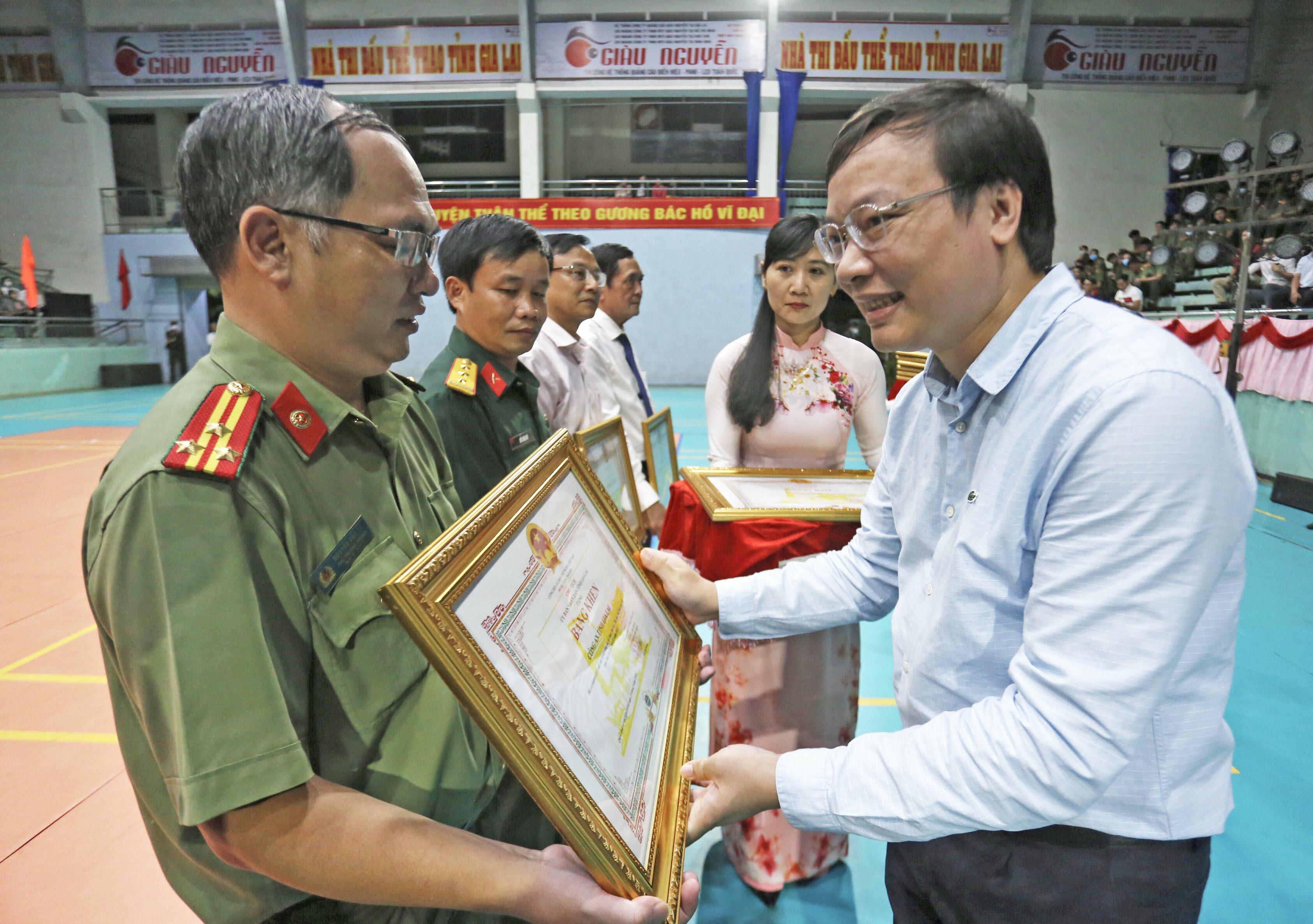 Phó Bí thư Tỉnh ủy, Chủ tịch UBND tỉnh Trương Hải Long (bìa phải) trao bằng khen cho các tập thể có thành tích xuất sắc trong công tác  tổ chức Đại hội. Ảnh: Lê Văn Ngọc