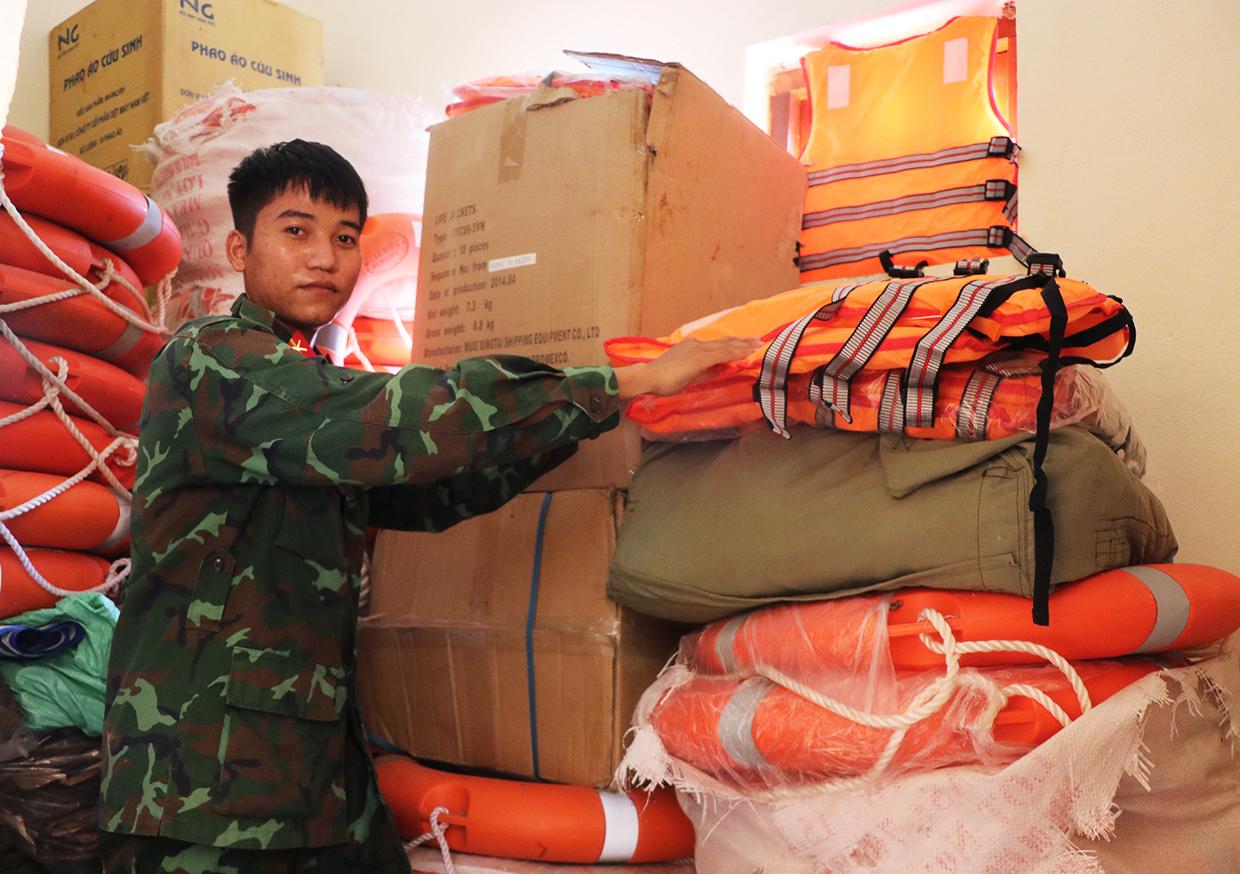 Ban Chỉ huy Quân sự huyện Kông Chro chuẩn bị đầy đủ vật tư, phương tiện để ứng phó với bão lũ. Ảnh: Ngọc Minh