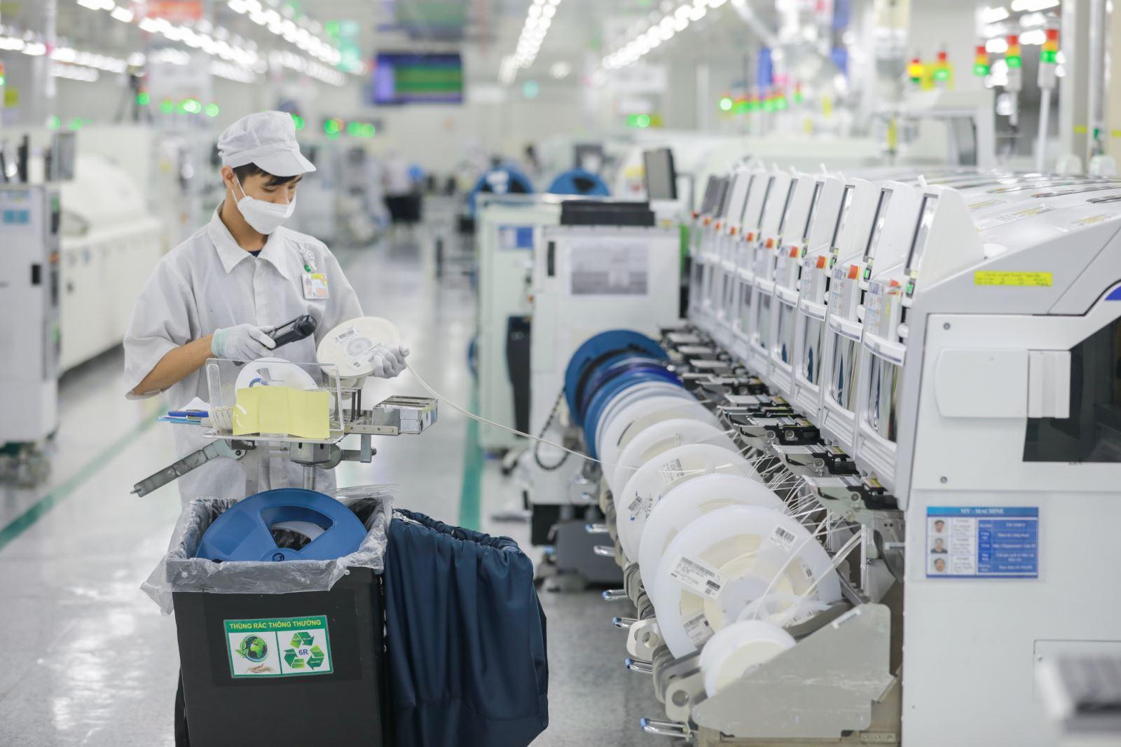 Nhân viên Samsung tại dây chuyền sản xuất bản mạch cho các thiết bị 5G.