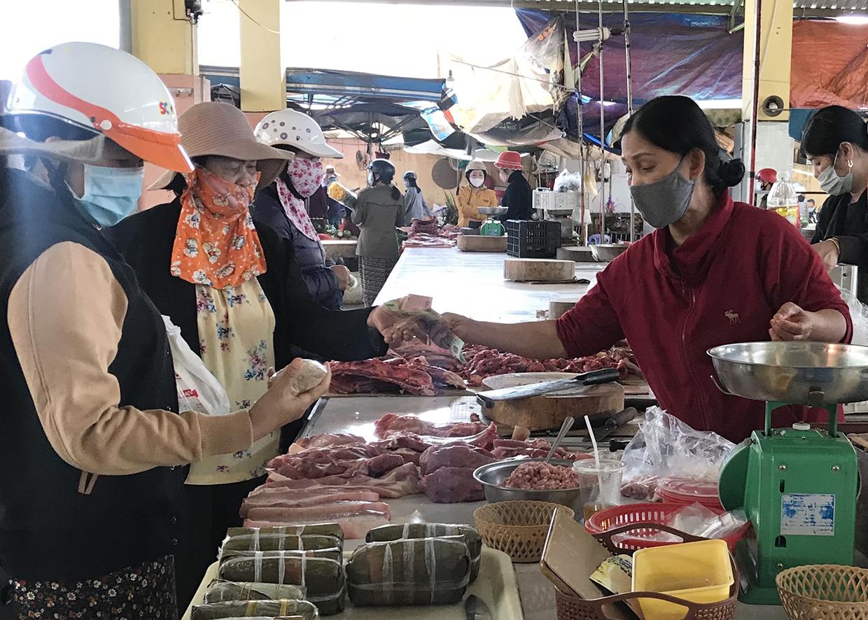 Người tiêu dùng sẵn sàng trả một cái giá cao hơn để được dùng thực phẩm sạch, thực phẩm an toàn. Ảnh: Vũ Thảo
