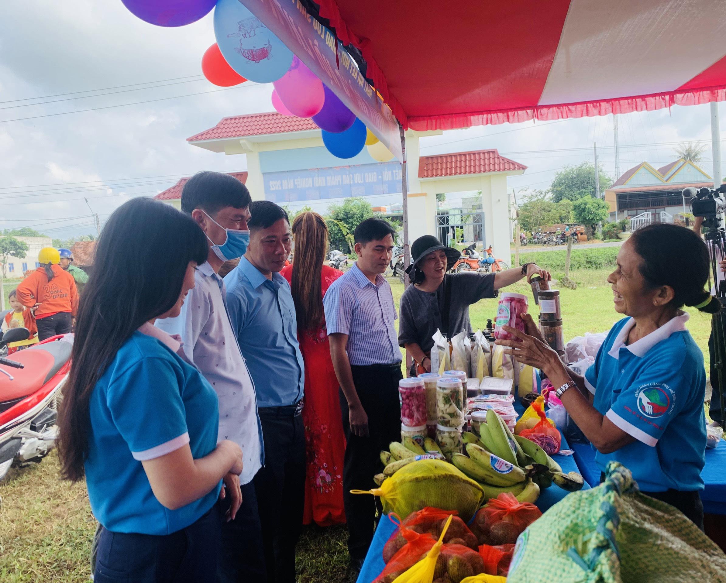 Nhiều sản phẩm đặc trưng của địa phương được trưng bày, giới thiệu tại ngày hội kết-giao lưu sản phẩm khởi nghiệp. Ảnh: Vũ Chi