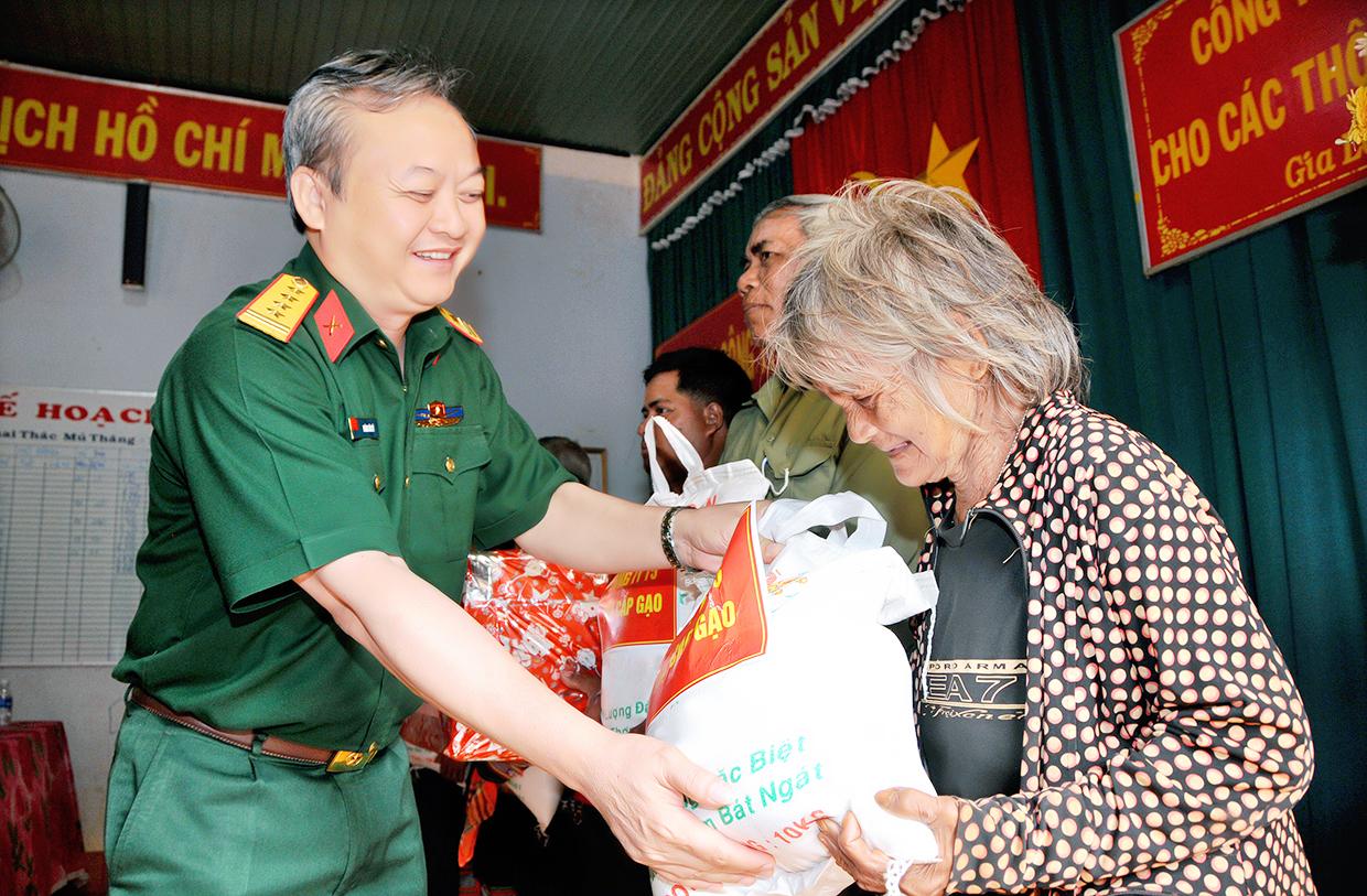 Đại tá Hoàng Văn Sỹ-Tư lệnh Binh đoàn 15 tặng quà cho các hộ có hoàn cảnh khó khăn. Ảnh: Vĩnh Hoàng