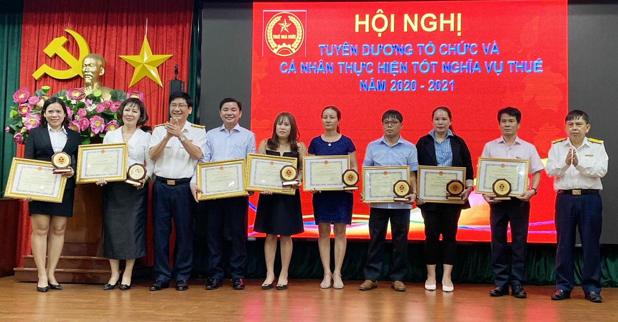 Các DN được tuyên dương vì làm tốt nghĩa vụ thuế. Ảnh: Sơn Ca